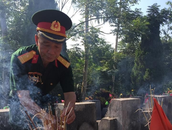 Cựu binh Hà Hữu Thân thắp nén nhang thơm lên mộ phần liệt sĩ Lê Nam Hòa tại nghĩa trang liệt sĩ Vị Xuyên
