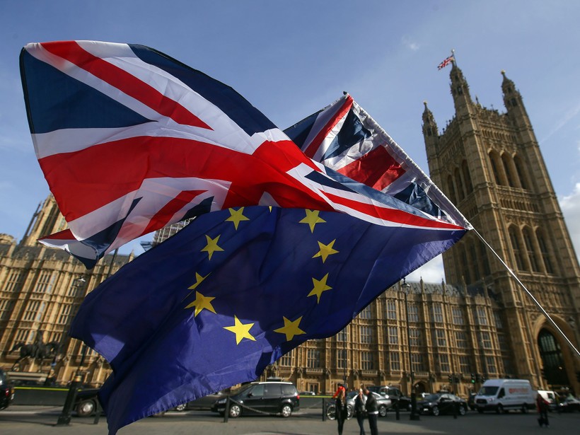 Cờ nước Anh và EU vẫn “sóng đôi” tại trung tâm London