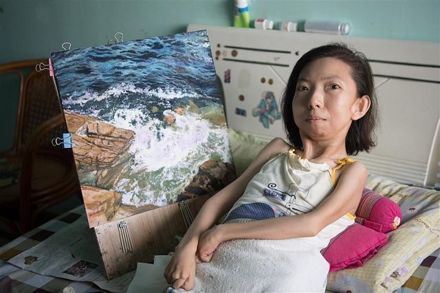 Trung Quốc: Người phụ nữ tật nguyền 30 năm kiếm sống bằng hội họa