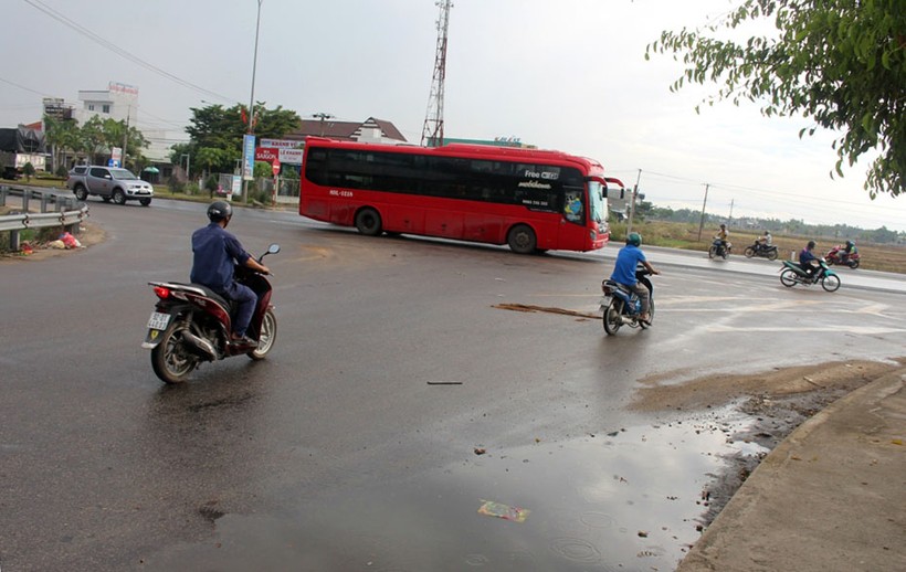 Ngay ngã tư, trên tuyến QL 1A đoạn qua khối 8 phường Điện Nam Trung, thị xã Điện Bàn (Quảng Nam) tiềm ẩn nguy cơ mất an toàn, xung đột giao thông
