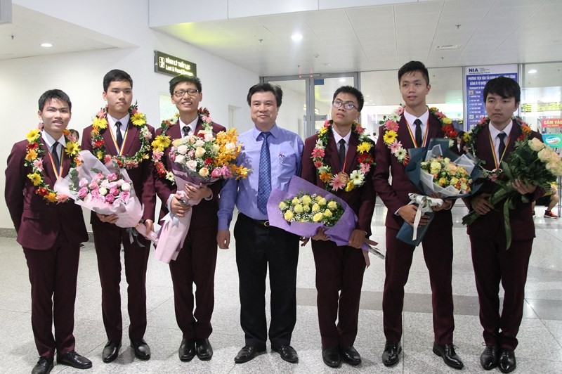 Thứ trưởng Nguyễn Hữu Độ chúc mừng thành tích của đoàn học sinh Việt Nam dự thi Olympic Toán quốc tế