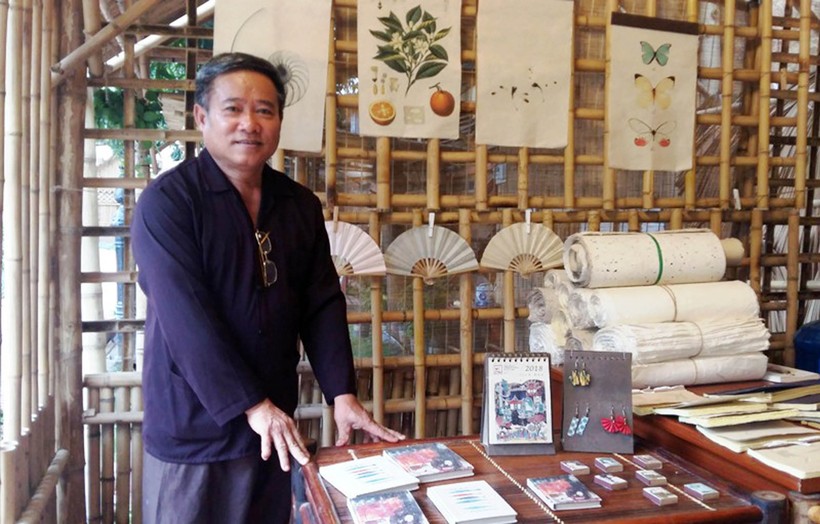 Ông Nguyễn Xuân Chúc giới thiệu những sản phẩm giấy dó của thôn Suối Cò