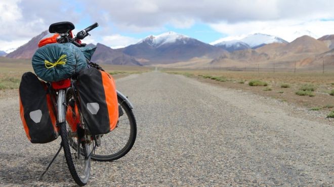 Các nạn nhân đang tham gia một tour du lịch bằng xe đạp vòng quanh quốc gia Trung Á này