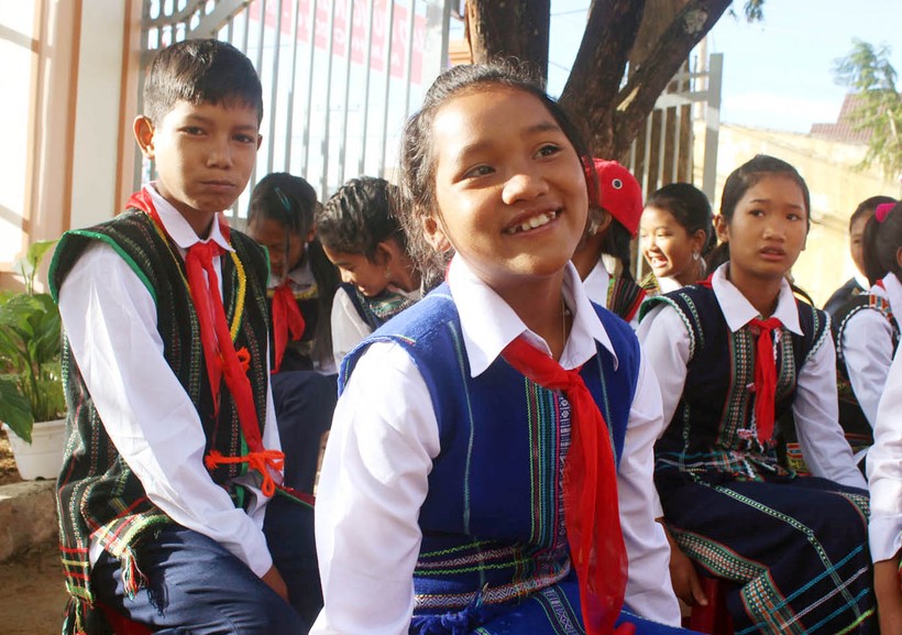 Nụ cười rạng rỡ trên khuôn mặt cô bé người K’Ho tại Trường Dân tộc Nội trú Lạc Dương (huyện Lạc Dương, tỉnh Lâm Đồng)