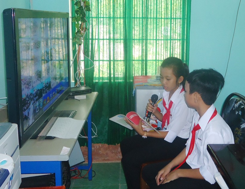 Học sinh Trường THCS Vĩnh Thuận (huyện Vĩnh Thuận, Kiên Giang) đọc sách qua chương trình “Phát thanh học đường”
