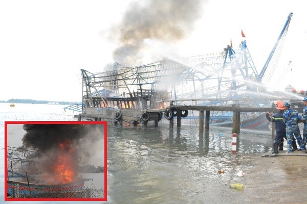 Một vụ cháy tàu cá ở cảng Kỳ Hà.