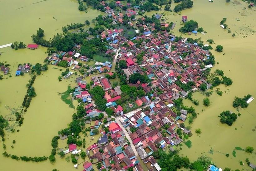  Người dân ở xã Nam Phương Tiến (Chương Mỹ) đang phải sống trong cảnh ngập lụt nhiều ngày qua. Ảnh: Lao động.