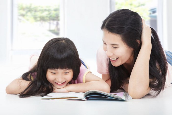 Trẻ luôn thích đọc sách cùng với người thân