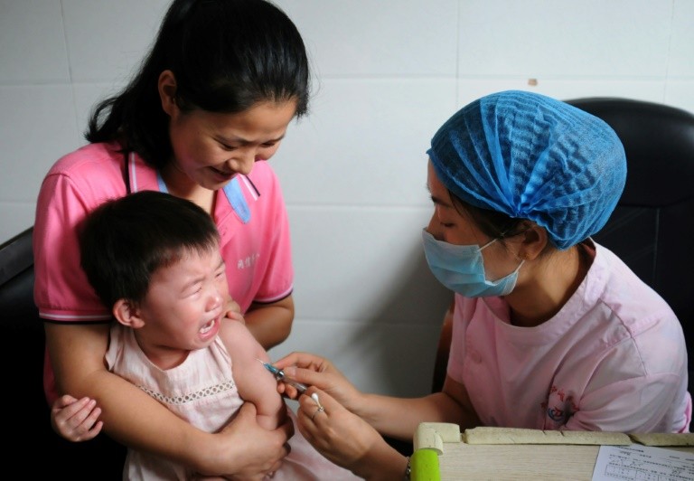 Trường hợp gian lận liên quan đến một nhà sản xuất vắc-xin lớn trong nước đã gây ra sự phẫn nộ của công chúng tại Trung Quốc