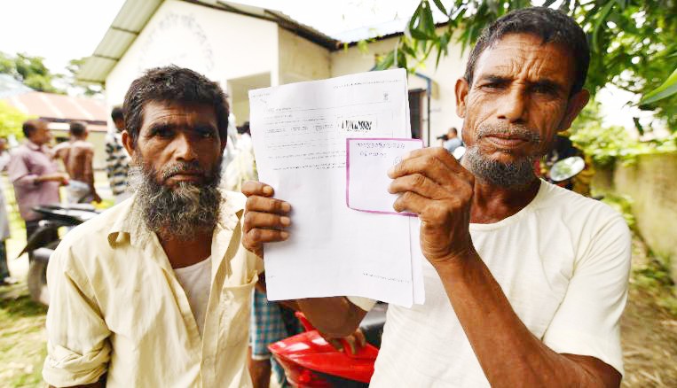 Một người dân ở làng Kuranibori, quận Morigoan (quận của người Assam) với các giấy tờ khi đi đăng ký công dân theo danh sách cuối cùng của NRC