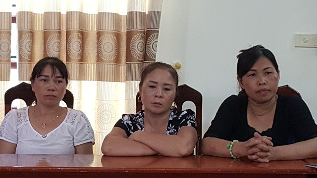 Cô giáo Nguyễn Thị Hà (ngoài cùng bên phải) và một số giáo viên hợp đồng của huyện Thanh Oai