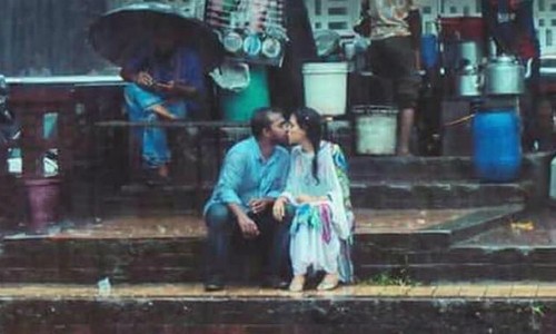 Nhiếp ảnh gia gặp rắc rối lớn khi chụp cặp đôi hôn dưới mưa