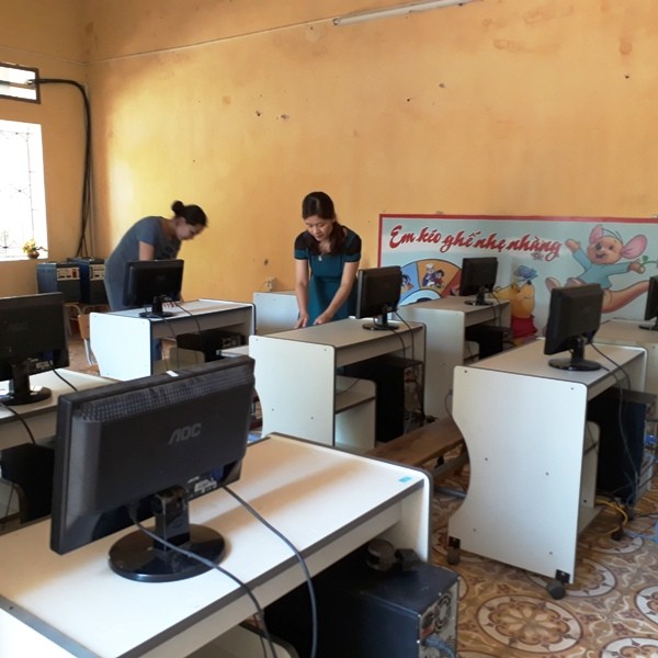 Giáo viên Trường tiểu học Quảng Bình (huyện Quảng Xương, Thanh Hóa), kiểm tra phòng máy vi tính của nhà trường sau nhiều tháng không hoạt động.