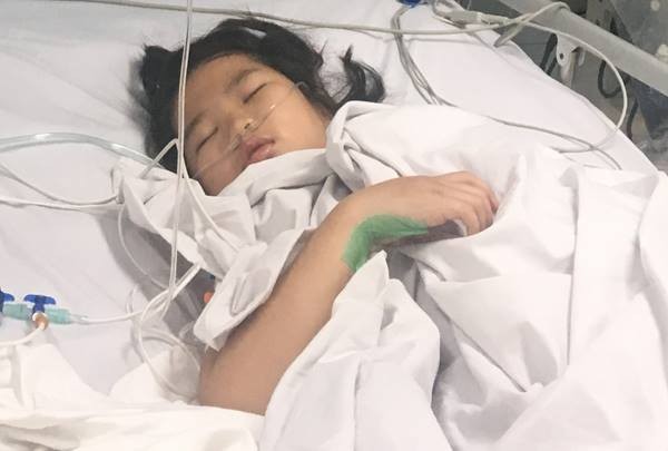 Cô bé 10 tuổi bị đứt rời chân sau tai nạn