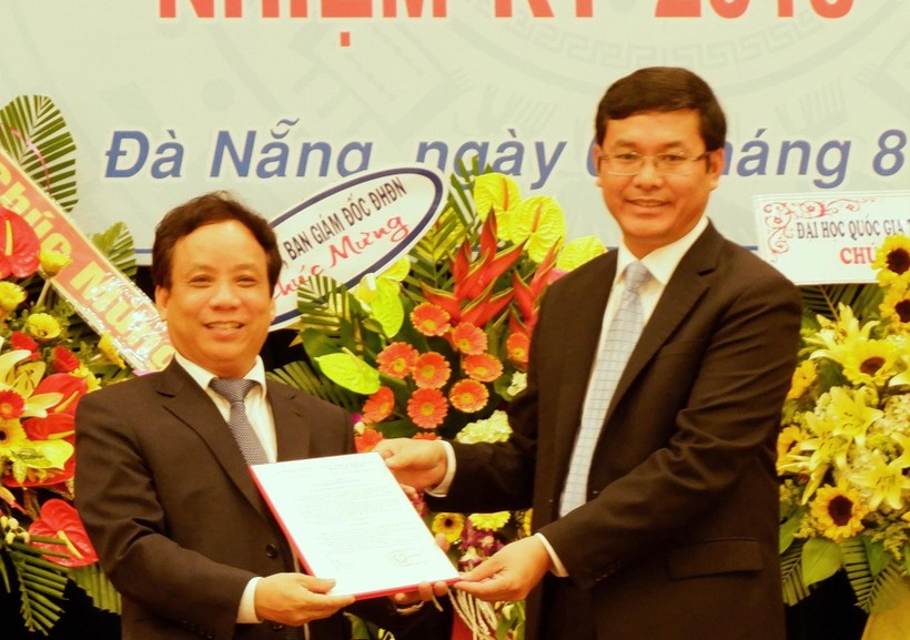 Thứ trưởng Bộ GD&ĐT Nguyễn Văn Phúc trao quyết định bổ nhiệm chức vụ Giám đốc ĐH Đà Nẵng cho PGS.TS Nguyễn Ngọc Vũ.

