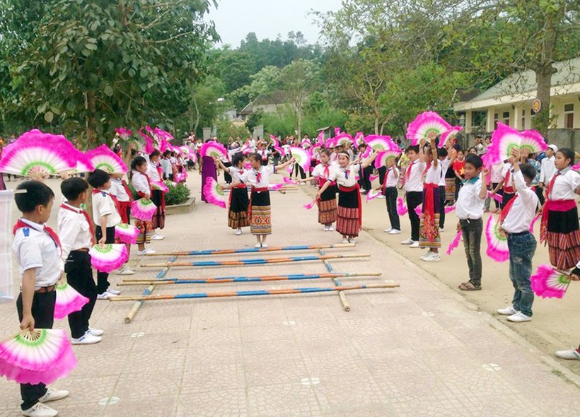 Màn múa sạp của học sinh Con Cuông