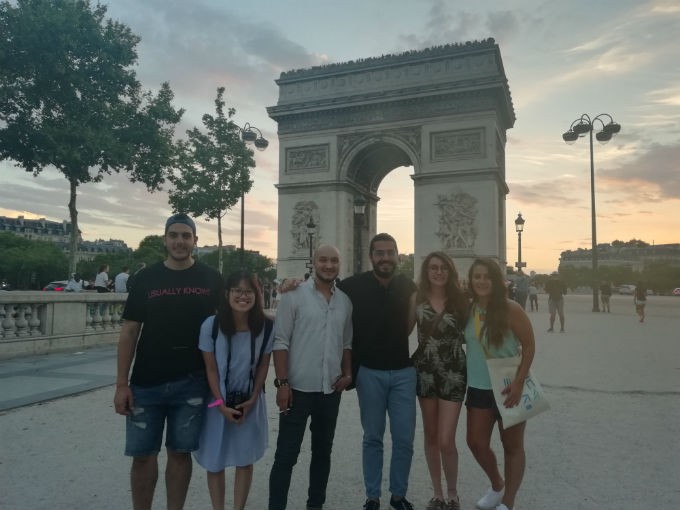 Sinh viên Trần Lê Minh Ngọc cùng bạn quốc tế tham quan Paris