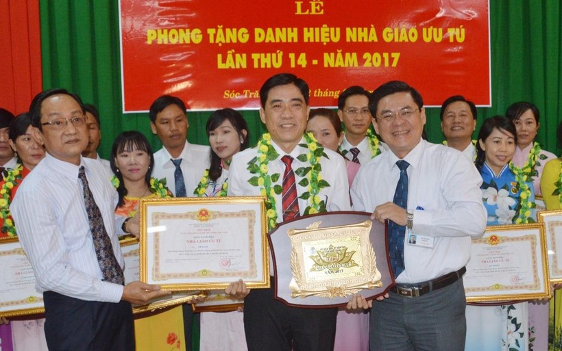 Thầy Thái Lợi đón nhận danh hiệu NGUT
