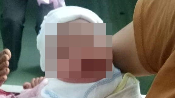 Bé trai sơ sinh bị vứt bỏ ven đường đã được người dân đưa vào Trạm Y tế xã Hùng Tiến, ảnh: CTV

