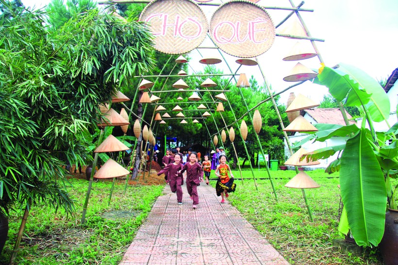 Không gian chợ quê được tổ chức ở đồi thông
 tại Làng Văn hóa - Du lịch các dân tộc Việt Nam