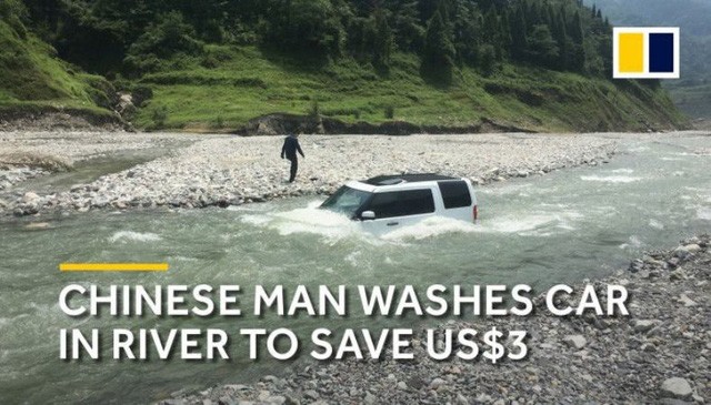 Lao ô tô xuống sông để tiết kiệm tiền rửa, anh chàng suýt bị lũ cuốn trôi 