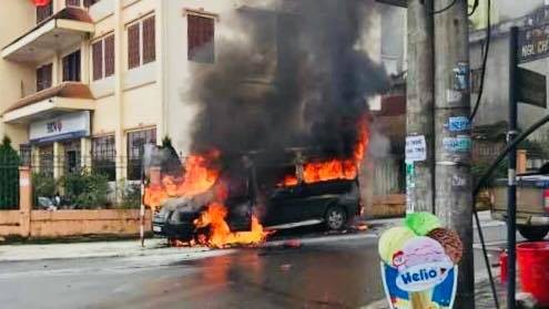 Lào Cai:  Xe Limousine bốc cháy dữ dội trước cửa khách sạn