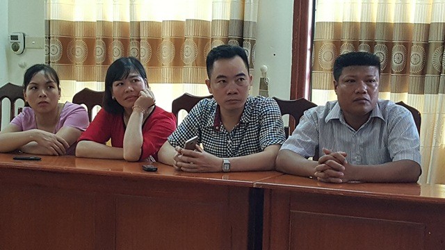 Thầy Trần Hữu San (ngoài cùng bên phải) và một số giáo viên hợp đồng của huyện Thanh Oai (Hà Nội)