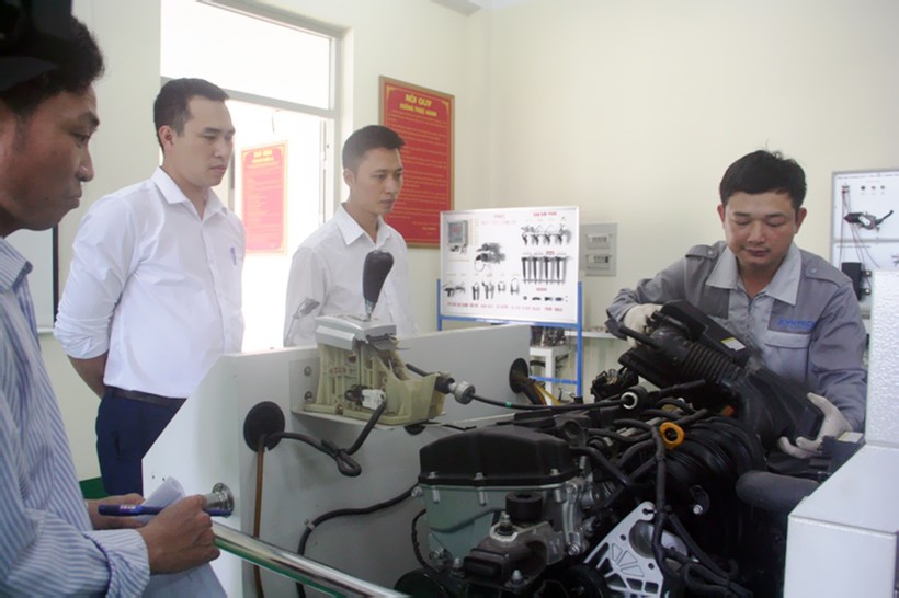 Giáo viên Nguyễn Việt Hoàng giảng bài thực hành trên động cơ ôtô