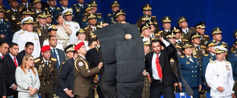 Cận vệ bung lá chắn che cho Tổng thống Maduro