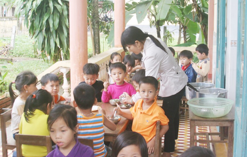 Giờ ăn trưa của học sinh Trường Mầm non Hoa Sen (huyện Cam Lộ, Quảng Trị)