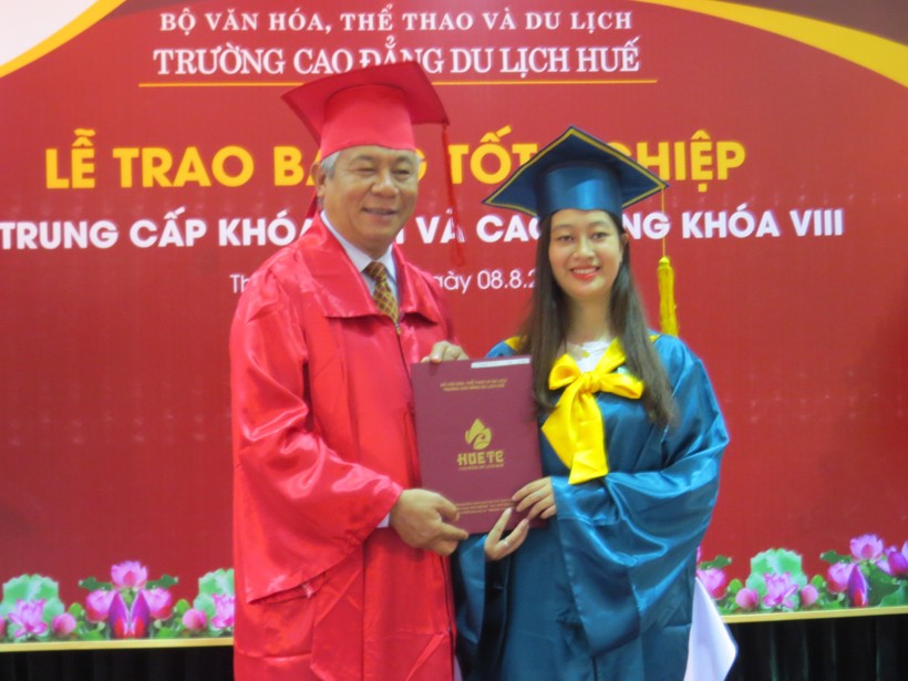Ông Vũ Hoài Phương – Hiệu trưởng Trường CĐDL Huế trao bằng tốt nghiệp cho các sinh viên