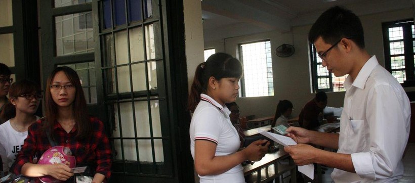 Thí sinh làm thủ tục vào phòng thi tại điểm Trường THPT Chuyên Bắc Giang.