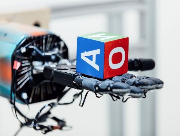 Bàn tay robot có thể tung hứng như người bởi công nghệ A.I