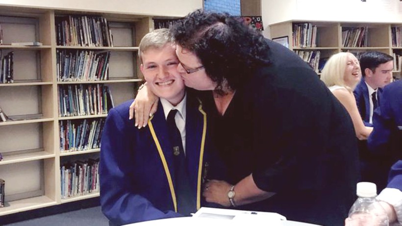 Một HS ở Trường Trung học Greenfaulds, thuộc Cumbernauld, nhận được nụ hôn chúc mừng từ mẹ khi giành được 5 điểm A

​