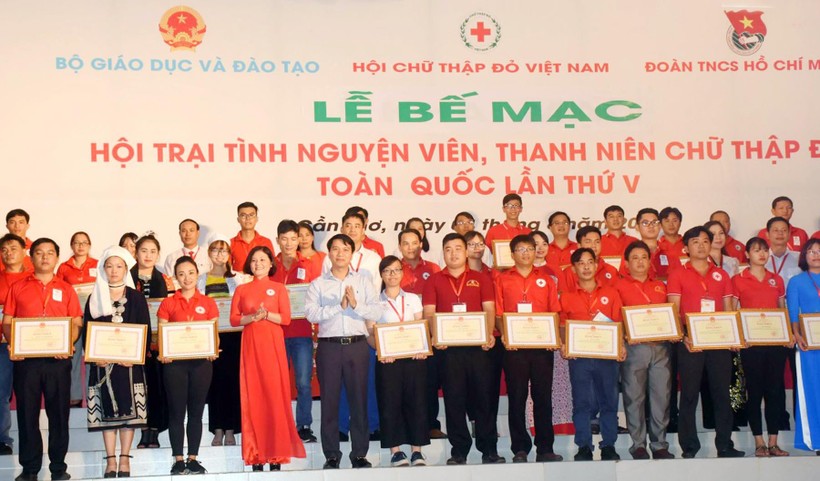 Các tập thể, cá nhân được khen thưởng tại Lễ bế mạc Hội trại Tình nguyện viên, thanh niên Chữ thập Đỏ toàn quốc lần thứ V-2018

​