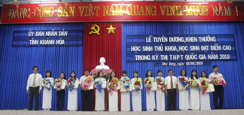 Ông Lê Thanh Quang - Ủy viên BCHTƯ Đảng, Bí thư Tỉnh ủy trao bằng khen cho học sinh thủ khoa và đạt điểm cao.