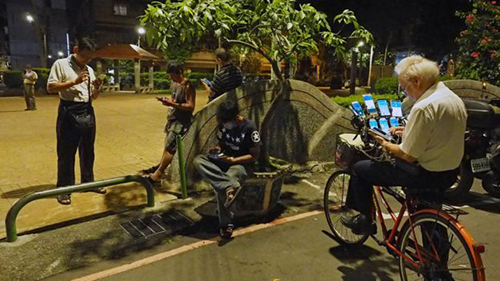 Người đàn ông Đài Loan gắn 11 điện thoại trên xe đạp để bắt Pokemon