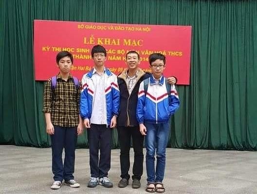 Thầy Nguyễn Văn Hiểu cùng đội tuyển học sinh giỏi môn Vật lý

