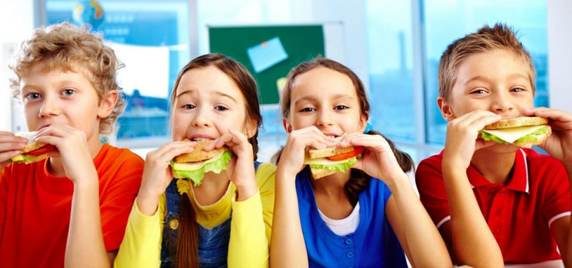 6 bí quyết dạy con về cách cư xử trong bữa ăn gia đình