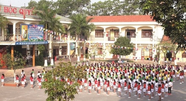 Khuôn viên một trường tiểu học đạt chuẩn quốc gia tại TX Đông Triều