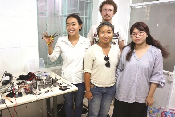 Trương Bội Linh (ngoài cùng bên trái) cùng các thành viên trong dự án “Máy đùn nhựa”