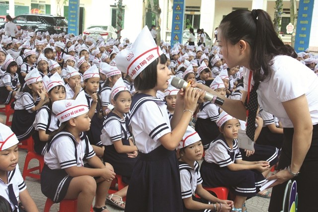 Cô trò Trường tiểu học Thị trấn Thanh Sơn (huyện Thanh Sơn, Phú Thọ)