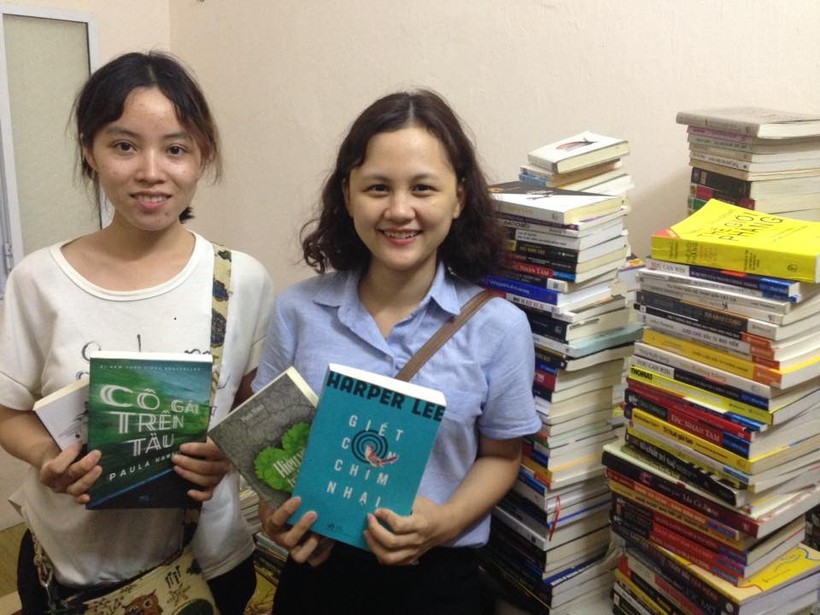 Hai nữ sinh hài lòng với các cuốn sách ưng ý vừa tìm được