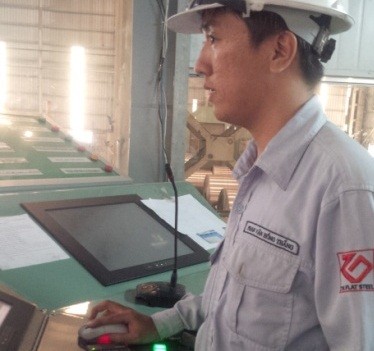 Kỹ sư Phan Văn Hồng Thắng đang vận hành máy