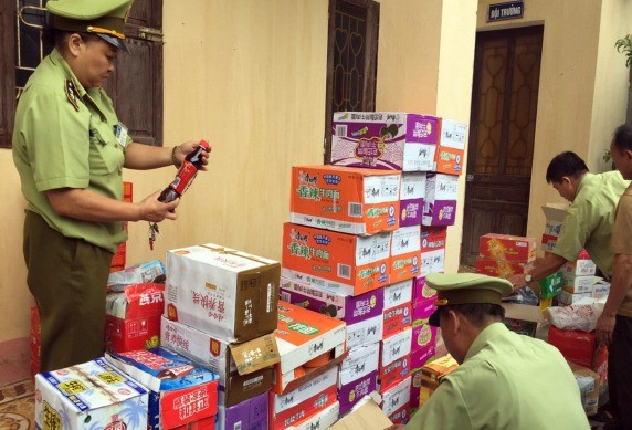 Chi cục QLTT tỉnh Lạng Sơn đang kiểm tra, tạm giữ thực phẩm nhập lậu