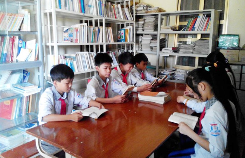 Học sinh Trường THCS Đồng Thanh (Vũ Thư, Thái Bình) trong thư viện nhà trường