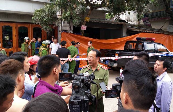Thiếu tướng Sùng A Hồng có mặt tại hiện trường chỉ đạo các đơn vị nghiệp vụ điều tra, làm rõ vụ việc.