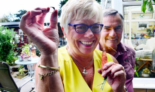 Cặp vợ chồng tìm thấy nhẫn vàng bị mất 12 năm trước trên củ cà rốt