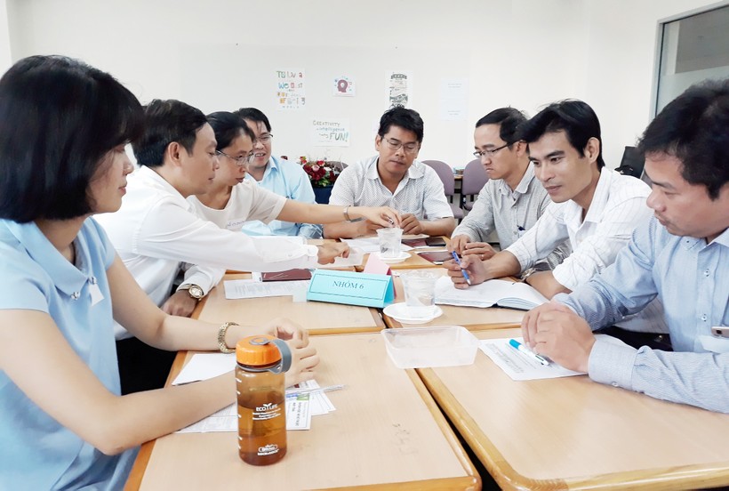 Các giáo viên phổ thông của Đà Nẵng và Quảng Nam tham gia khóa tập huấn “Phát triển chương trình giảng dạy STEM cho học sinh THPT”