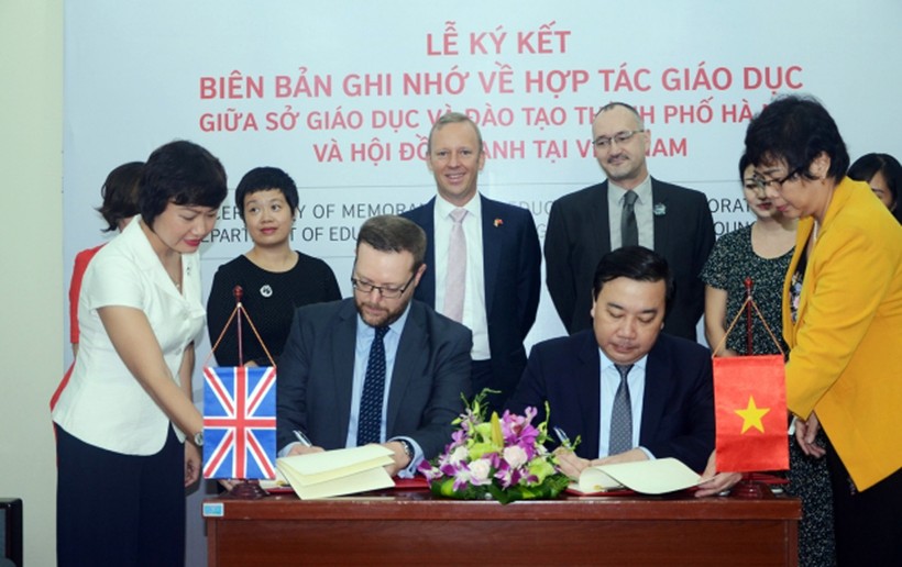 Giám đốc Sở GD&ĐT Hà Nội Chử Xuân Dũng và Giám đốc Hội đồng Anh tại Việt Nam Danny Whitehead ký biên bản ghi nhớ hợp tác